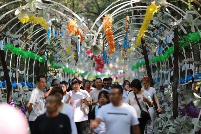 假日客流高峰来袭！千山景区人气大爆发