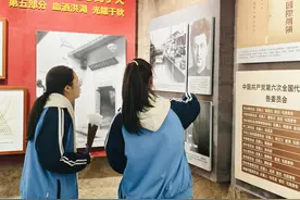 巧手制菊花，清明寄哀思——平江县简青芙蓉学校开展“缅怀革命先烈，继承简青精神”团队活动图片