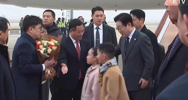 吃完了酒席，李在明启程离京	，临走前终于对华改口，一个时代告终