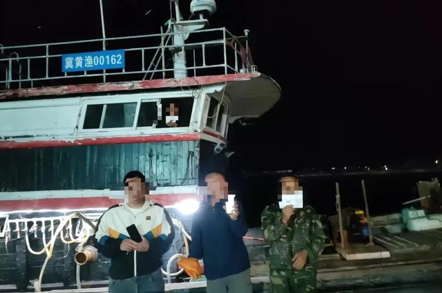 载有5人渔船在山东海域失联近一月	，家属称不知道发生什么，没捞上任何东西，当地回应