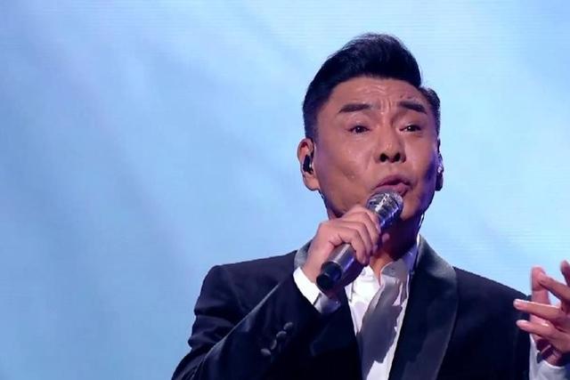 2025年大湾区晚会简直就是一张照妖镜，塑料歌手齐上阵，太搞笑了