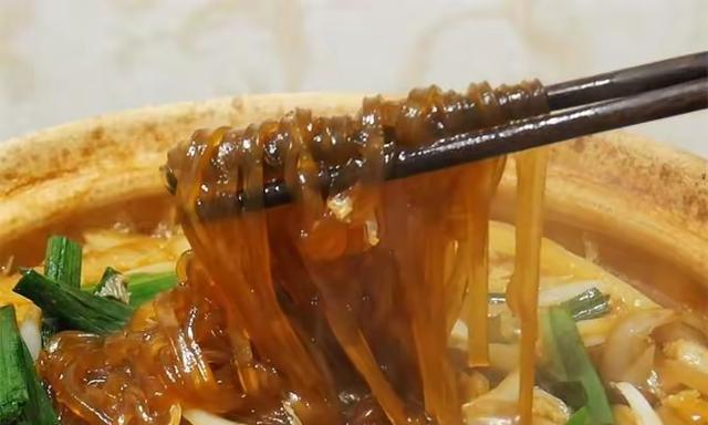 白菜炖粉条怎么做才好吃？诀窍都在这，鲜香入味，炖一大锅吃不够