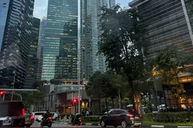 "新国立的课这么难",入读新国立后，学长的日常竟是在银行里上课图片