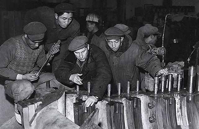 毛主席与刘少奇的发展理念有分歧，70年后再看有何定论？