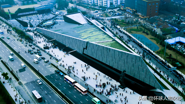 他把30万同胞的血泪，刻在大地上