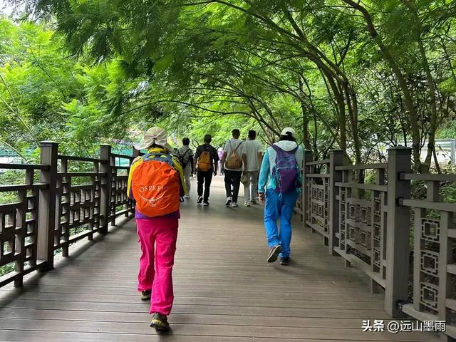 周末徒步，爬西山、走千步岩、过东风坝，我们在山水间快乐行走