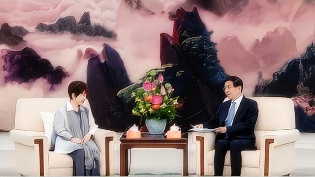 被大陆警告后，赖清德改口称洪秀柱无罪，对没去北京的马英九下手