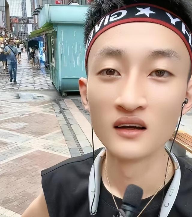 装疯卖傻，丑态百出，目不识丁，到底是谁捧红了这些跳梁小丑？