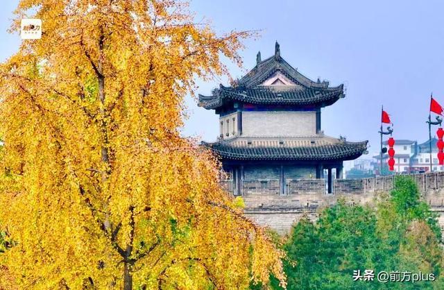 古城与秋叶的交响