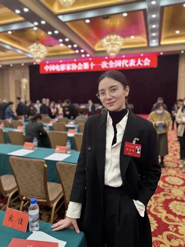 钟楚曦晒巴黎逛街照片，与宋佳同行，搞怪又可爱，友谊令人羡慕