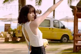 关晓彤海岛穿搭大长腿吸睛 手拿椰子夏日感拉满图片