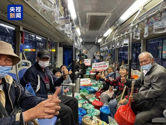 荷花市集火出圈！原来这些花是坐公交、地铁来的