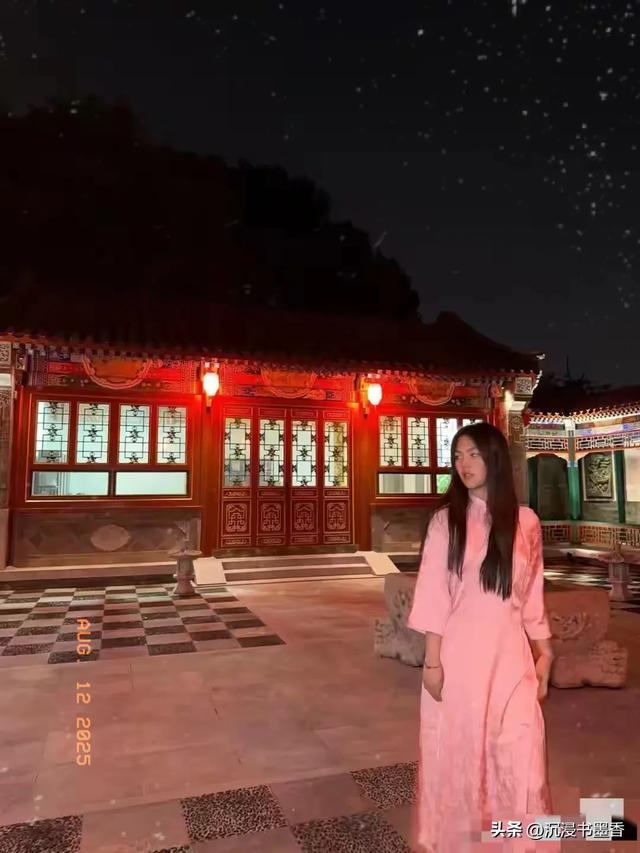 王诗龄晒自家北京小院，大半夜穿旗袍拍照，面无表情上演中式恐怖