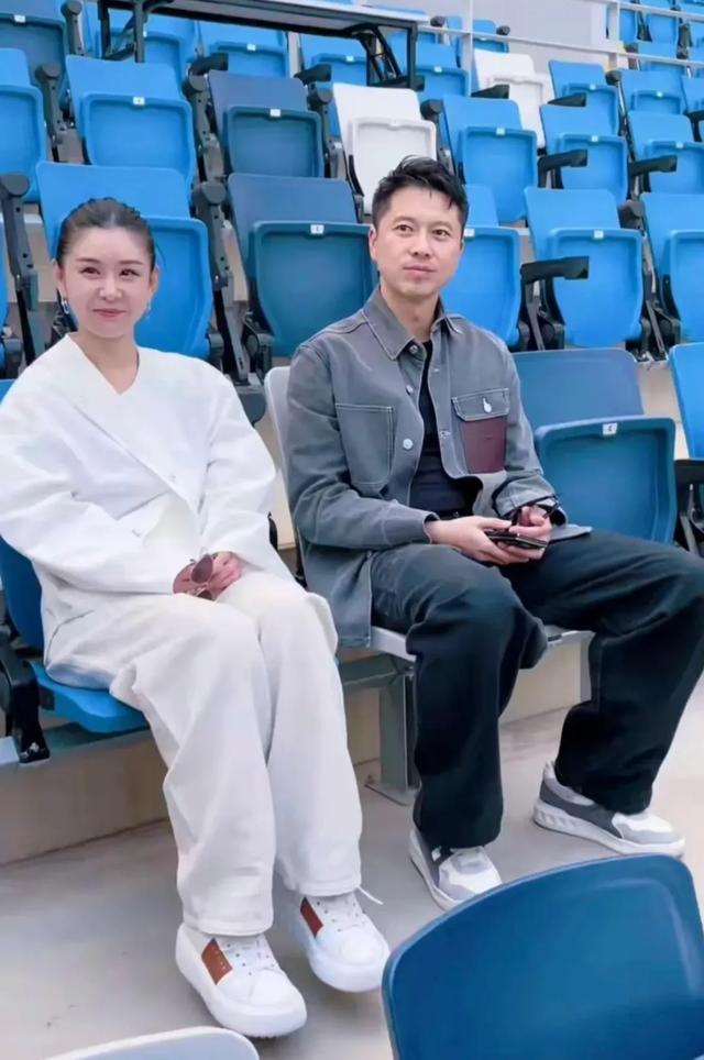 40岁李小萌和王雷带娃匈牙利度假，屁股大，腰细很多，身材十分好