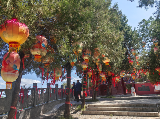 一祠承文脉，满园忆三国。