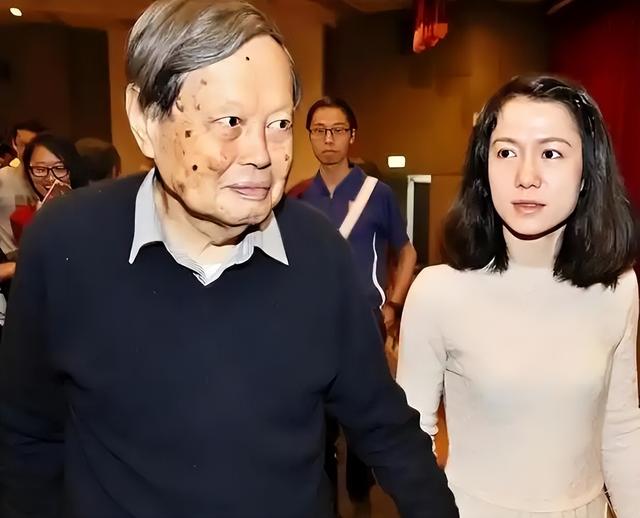 杨振宁追悼会确定，离世前状态曝光，摔跤酿大祸，翁帆或早有察觉