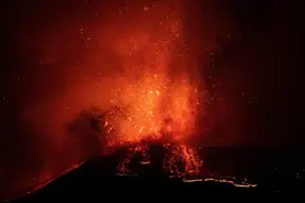 意大利埃特纳火山喷发 附近机场一度停航图片