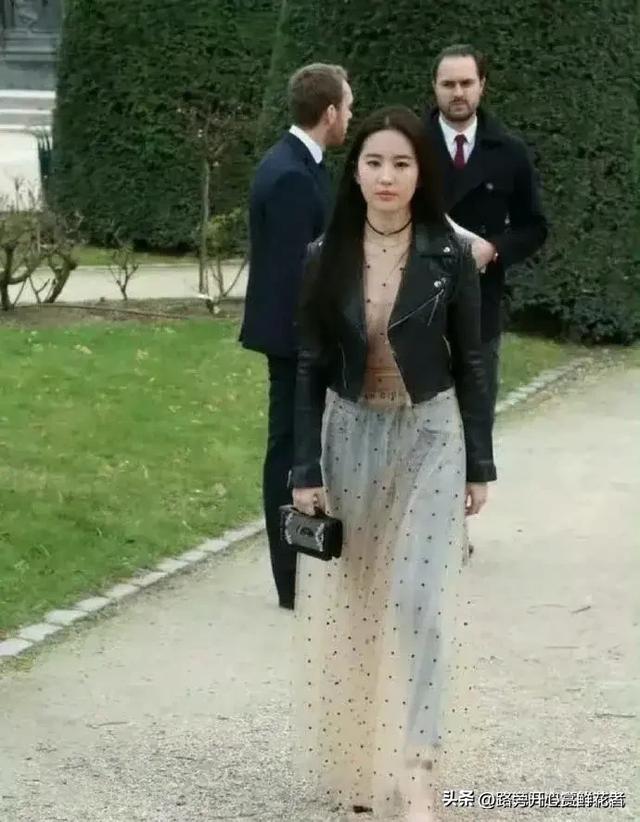 只有刘亦菲敢这么穿吧,其他人谁有这个胆子