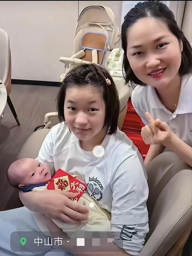 全红婵真实身材曝光，路人在酒席上用手机拍的并不胖，像个大女孩