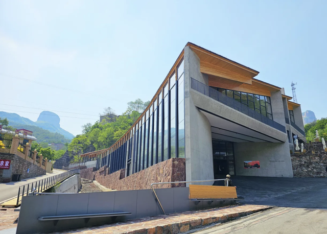 即日起至9月15日，嶂石岩景区对河北省游客免门票