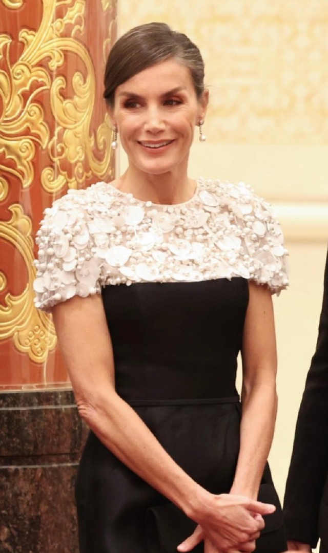 被西班牙王后惊艳了！4天6套Look	，从成都美到北京