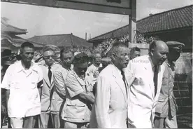 1954年，汤恩伯出殡的镜头，官场失意，家中无睦，为何下场凄惨？图片