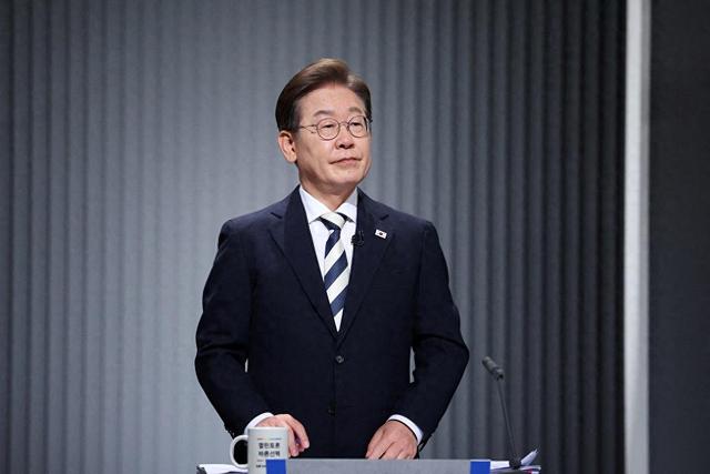 李在明拒绝出席中国9.3阅兵，王毅挂断电话，送了韩国一句话