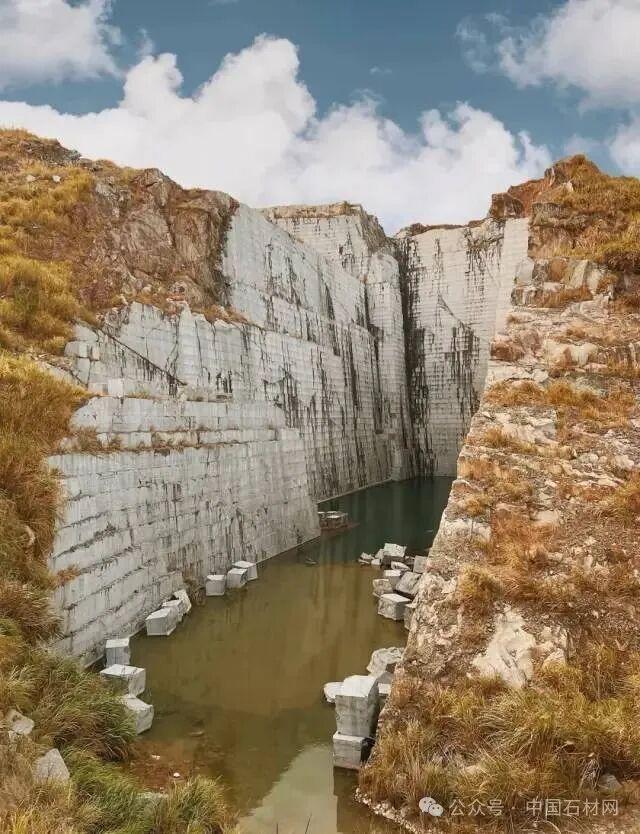 探秘福建巨无霸石材矿山，壮观景象震撼之美