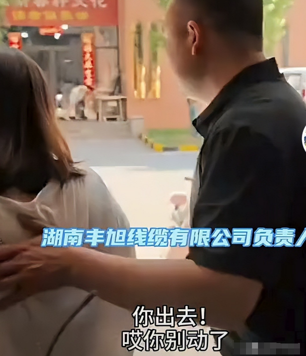 湖南电视台记者被打后续：摄像机被砸，打人者态度嚣张，背景被扒