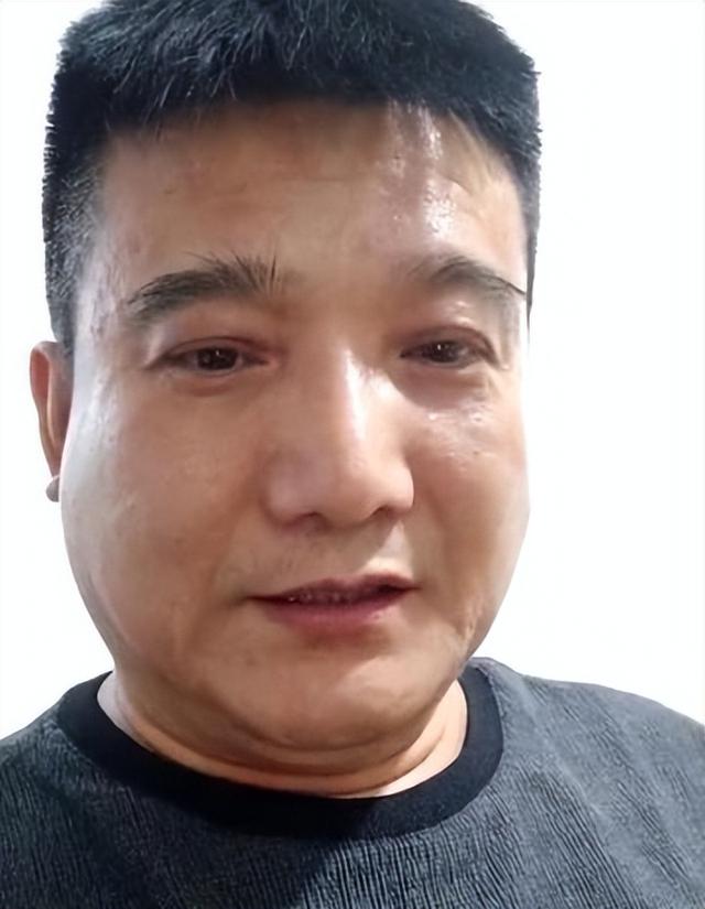 哭穷风波刚9天，何庆魁儿子曝闫学晶猛料被扒，77岁老父亲被牵连