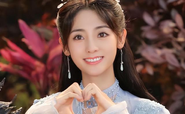不会演就别尬演，《生万物》最大的败笔，就是请了她这个"戏混子"
