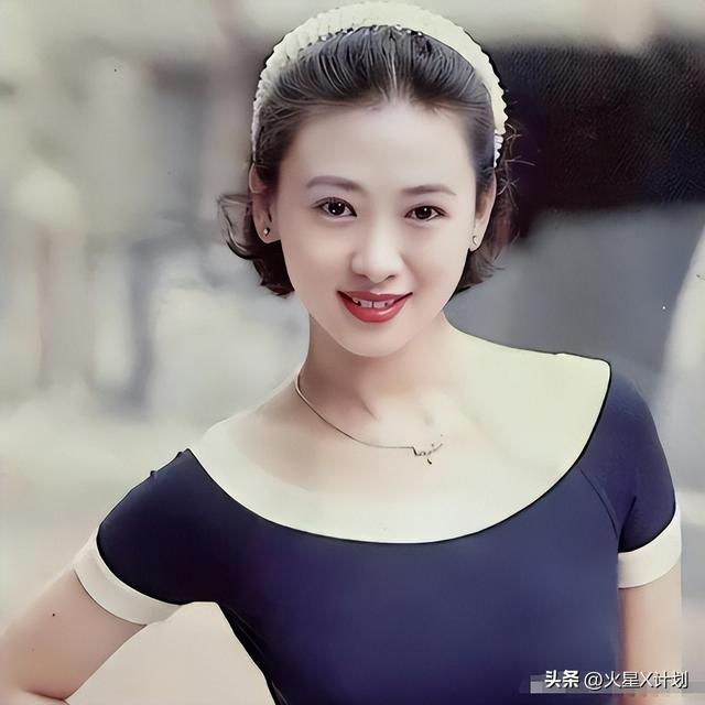 她出身清华大学，因拍三级片与父母决裂，如今不让女儿进娱乐圈