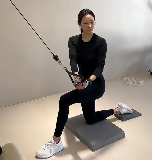 李纯婚后放纵开始还债了，健身累到大腿颤抖，带上北京爷们一起练