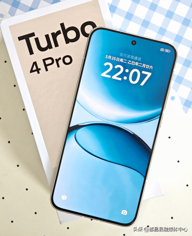 红米亮出“底牌”，骁龙8sGen4手机才卖1390元，7550mAh+金属中框