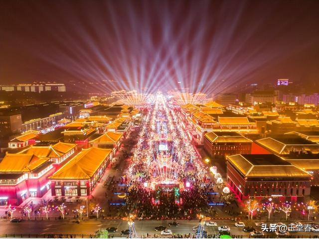 人山人海只看不买，年轻人报复性白嫖，景区赚不到钱了？