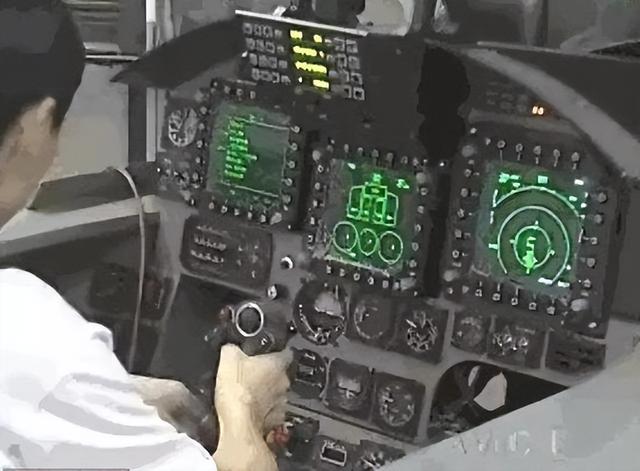 巴空军歼-10C“全玻璃化”座舱曝光