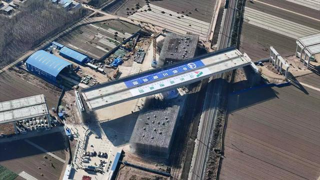 齐临高速上跨邯济铁路转体立交桥成功转体