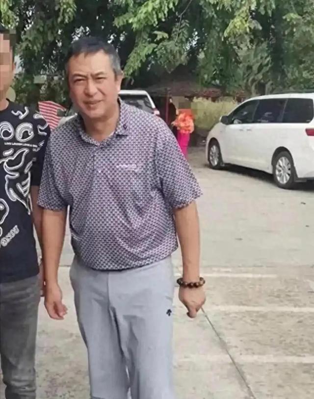 钱再多有什么用！55岁张嘉译现状曝光！病情严重到连走路都站不直