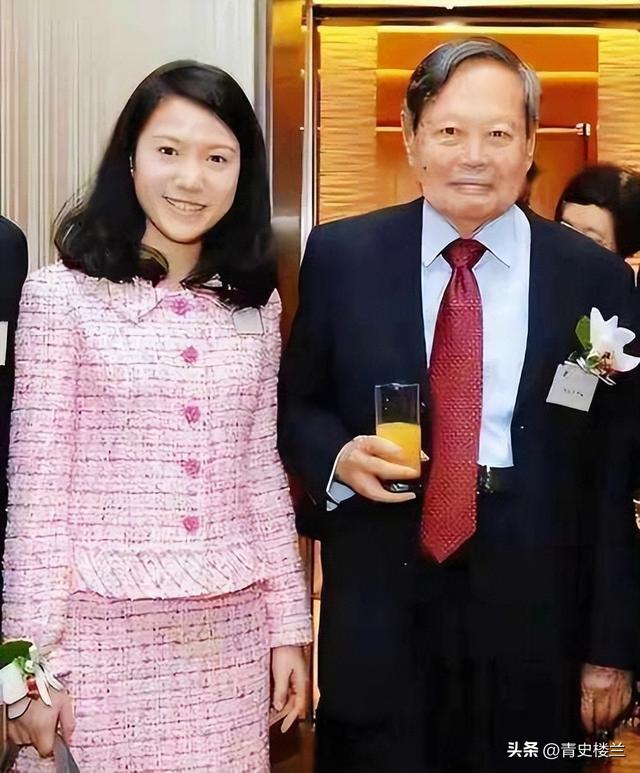 杨振宁去世后，翁帆再发文，49岁无子女的她，早已被安排好了退路