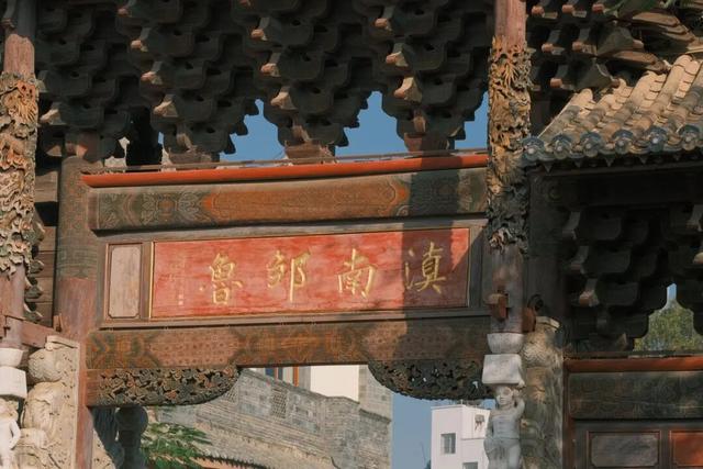 喝井水，烤豆腐，云南这座活着的千年古城，和杭州同名