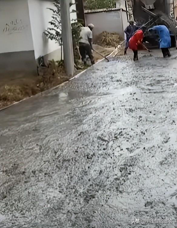 老人破坏水泥路面后续：民警走了又挖，村干部曝内情，子女被牵连