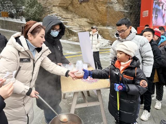 雪中华山美出圈，腊八热粥暖到心坎！