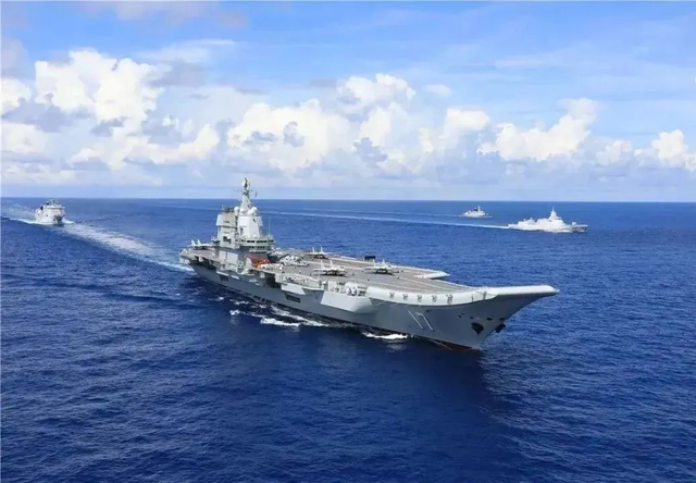 震慑宵小！山东舰悍然出海支援福建舰测试，南海双航母赫然成型！