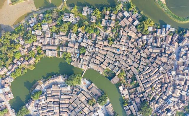 肇庆市有一个八卦村，道路错综复杂像迷宫，进去容易出来难