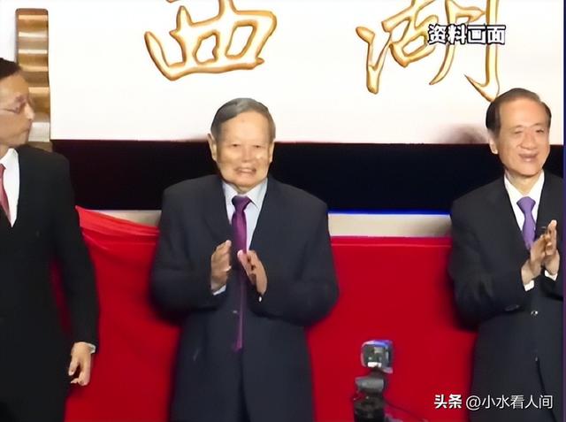 杨振宁追悼会确定，离世前状态曝光，重重摔跤后，翁帆早做好准备