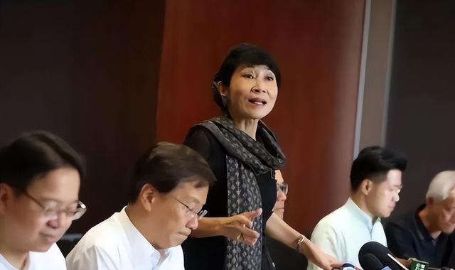 苍天饶过谁！拒唱国歌否认中国籍，俩儿子送美国的她，下场如何？