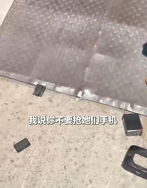 公安出手！砸烂记者摄像机男子社会性死亡了，身份曝光，生意毁了