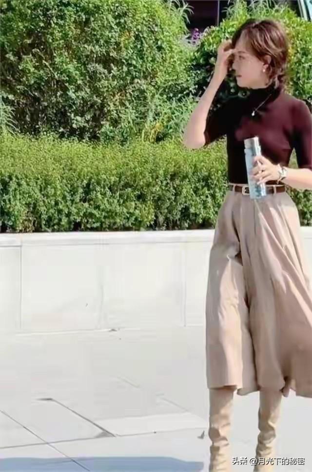 43岁孙俪上班被偶遇	，她的身材真好，手里拿着保温杯，好会养生