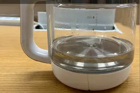 婴儿恒温壶变“毒胶水”壶？网友怒砸家里水壶验证图片