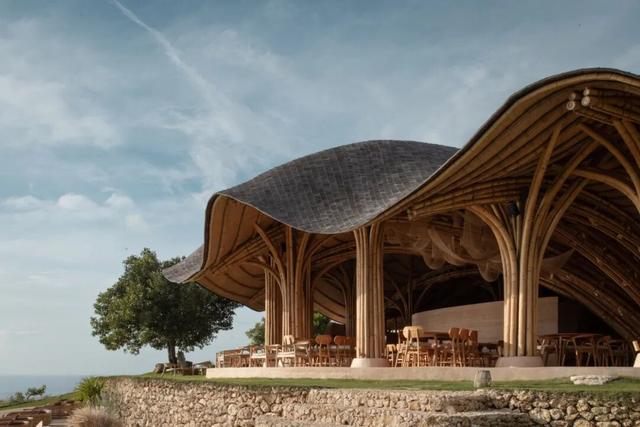 巴厘岛度假村上新！以魔鬼鱼为灵感的竹构建筑漂浮海天之间